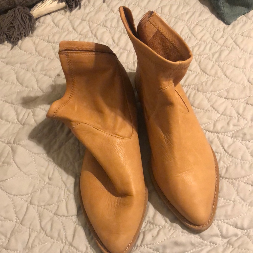 Flat booties
